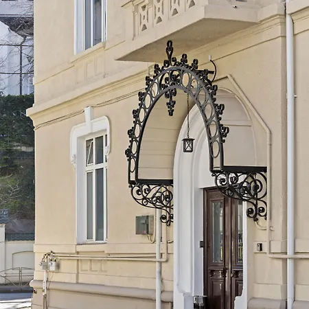 Nest Boutique Hostel *